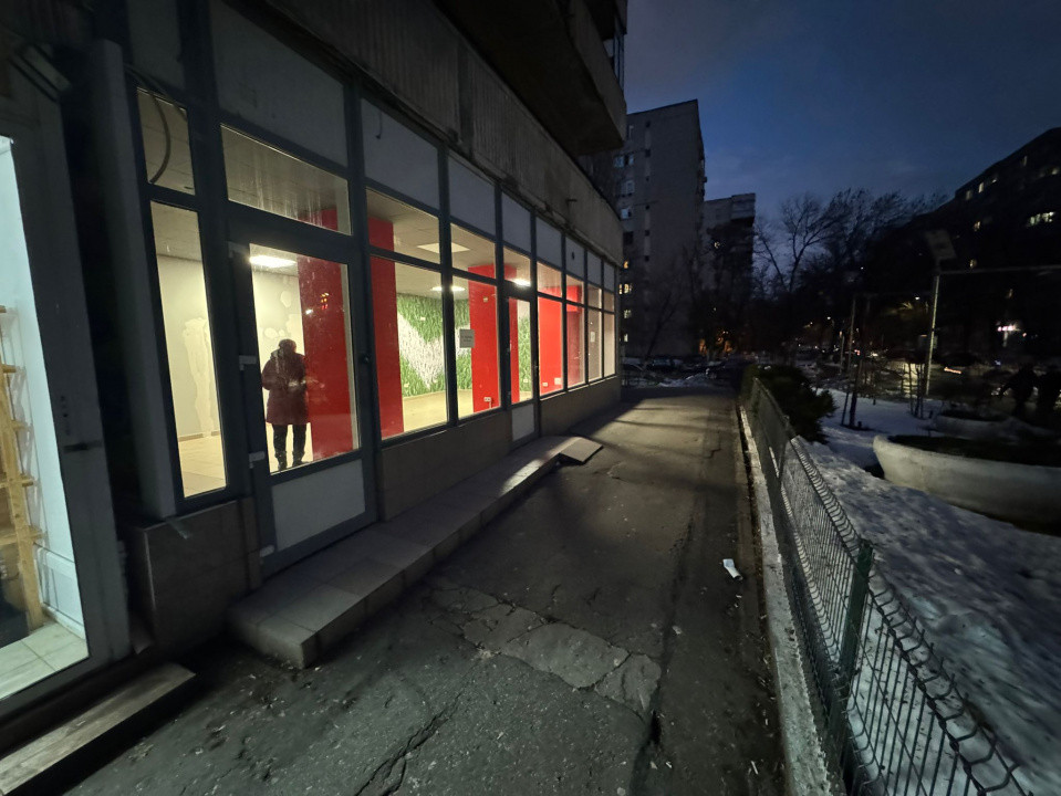 Spațiu stradal 75 mp, vitrină 10 m, 3 fazic – Ceahlău